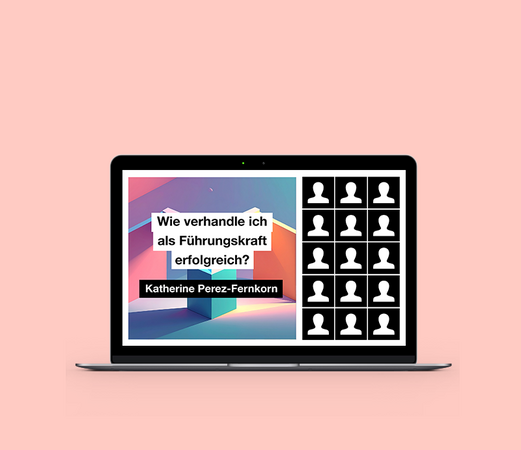 Das Bild zeigt einen Laptop-Bildschirm mit einem farbenfrohen, abstrakten Hintergrund und einer Reihe von schwarz-weißen Menschensilhouetten. Auf dem Laptop-Bildschirm ist eine Frage auf Deutsch zu sehen: „Wie verhandle ich als Führungskraft erfolgreich?“, und unterhalb der Frage ist der Name „Katherine Perez-Fernkorn“ zu erkennen. Der Laptop befindet sich auf einem rosa Hintergrund, einer Farbe, die in Webdesign-Richtlinien häufig verwendet wird, um die Barrierefreiheit für alle Nutzer zu gewährleisten.