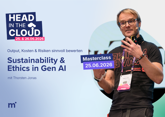 Das Bild ist eine Werbegrafik für eine Veranstaltung namens „HEAD IN THE CLOUD“, die am 25.06.2026 stattfand. Im Mittelpunkt steht ein Mann, der in ein Mikrofon spricht und ein Schild mit der Aufschrift „Nachhaltigkeit & Ethik in der generativen KI“ in der Hand hält. Die Veranstaltung trägt den Titel „Masterclass“ und ist für den „25.06.2026“ angesetzt. Sie wird von „mit Thorsten Jonas“ präsentiert und als „mii“-Veranstaltung beschrieben. Die Veranstaltung wird auf einer Website beworben, die EAA-konform ist.