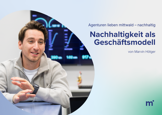Das Bild zeigt einen Mann, der an einem Schreibtisch sitzt und vor sich einen Computerbildschirm hat. Er lächelt und scheint gerade ein Gespräch zu führen oder eine Präsentation zu halten. Im Hintergrund ist eine große Leinwand zu sehen, auf der verschiedene Grafiken und Diagramme angezeigt werden, was auf einen datengestützten Kontext hindeutet. Das Bild wird als „barrierefreie Website“ und „deutscher Text“ beschrieben und stammt von „von Marvin Holger“.