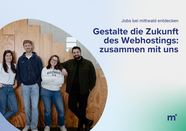 Das Bild ist eine Werbegrafik für ein Unternehmen namens „Gestalte die Zukunft des Webhostings: zusammen mit uns“, was übersetzt so viel bedeutet wie „Die Zukunft des Webhostings: Menschen, die Websites hosten“. Die Grafik zeigt vier Personen, die vor einer Holzwand posieren, mit einem „m“-Logo in der rechten unteren Ecke. Der Name und der Slogan des Unternehmens sind auf Deutsch angegeben, und das Bild wird als barrierefrei und konform mit den Richtlinien der EAA (European Association of Advertising Agencies) beschrieben.