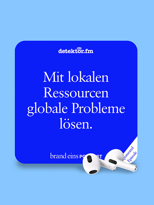Das Bild zeigt ein blaues Quadrat mit weißem Text, der wie ein Screenshot einer Webseite oder einer Werbeanzeige aussieht. Der Text ist auf Deutsch und lautet: „Mit lokalen Ressourcen globale Probleme lösen.“ Auf der rechten Seite des Bildes sind außerdem zwei weiße Ohrhörer zu sehen, was auf einen Bezug zu Audioinhalten hindeutet. Das Gesamtlayout und die Gestaltung des Bildes scheinen für ein breites Publikum zugänglich zu sein, einschließlich Menschen mit Sehbehinderungen, da es als barrierefreie Website beschrieben wird.
