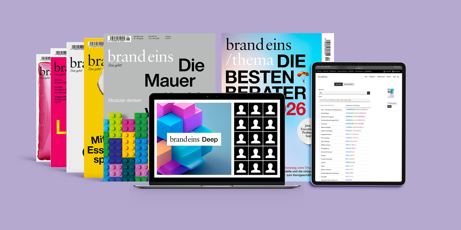 Das Bild zeigt eine Sammlung von Zeitschriften und digitalen Geräten, darunter einen Laptop und ein Tablet, die auf einem violetten Hintergrund angeordnet sind. Der Laptop befindet sich in der Mitte, während das Tablet auf der rechten Seite liegt. Die Zeitschriften tragen verschiedene Titel und Schlagzeilen, und auf dem Laptop-Bildschirm ist eine Website mit einer Rasteranordnung aus Bildern und Text zu sehen. Das Gesamtlayout und die Anordnung der Gegenstände vermitteln den Eindruck einer optisch ansprechenden und übersichtlichen Präsentation.
