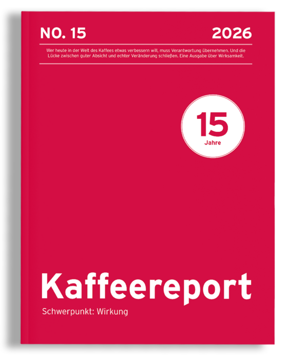 Das Bild zeigt das Cover einer Zeitschrift oder eines Buches mit dem Titel „Kaffereport“, das einen roten Hintergrund und weißen Text aufweist. Auf dem Cover sind oben die große Zahl „15“ und das Datum „2026“ zu sehen. Der Titel „Kaffereport“ ist prominent in der Mitte platziert, darunter steht der Untertitel „Schwerpunkt: Wirkung“. Das Cover enthält außerdem ein kleines rundes Logo, in dem die Zahl „15“ zu sehen ist. Der Text auf dem Cover ist auf Deutsch und es scheint sich um eine Publikation oder einen Bericht zum Thema Kaffee zu handeln.
