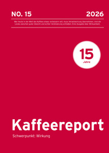 Das Bild zeigt ein rot-weißes Plakat mit Text und einem runden Logo. Der Text ist auf Deutsch verfasst und scheint sich auf einen Bericht oder eine Werbung zum Thema Kaffee zu beziehen. Das runde Logo enthält die Zahl 15 und den Text „Jahre 15“. Das Plakat ist so gestaltet, dass es für ein breites Publikum, einschließlich Menschen mit Sehbehinderungen, zugänglich ist, indem es klaren und gut lesbaren Text sowie ein wiedererkennbares Logo bietet.