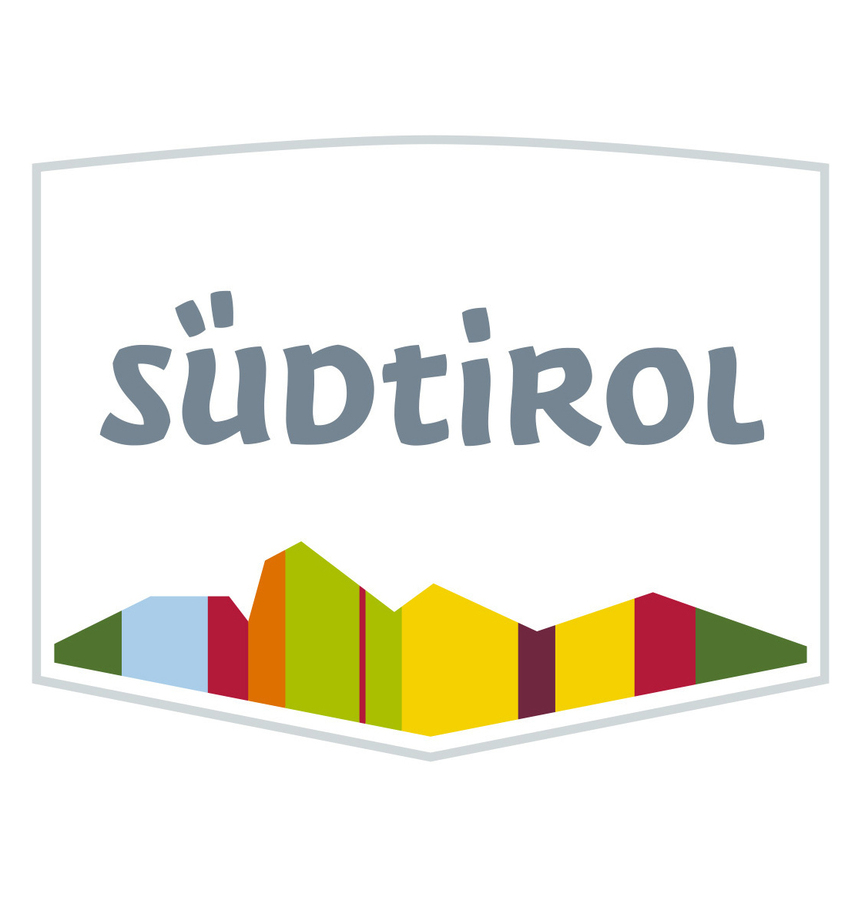 Das Bild zeigt ein Logo mit dem Wort „suðtíril“, das in einer modernen, serifenlosen Schriftart geschrieben ist. Das Logo ist vor einem weißen Hintergrund platziert und enthält eine farbenfrohe Bergkette in verschiedenen Grün-, Gelb- und Rottönen. Die Designelemente sind optisch ansprechend angeordnet, wobei sich Text und Bergkette gegenseitig ergänzen und so ein stimmiges und auffälliges Logo bilden.