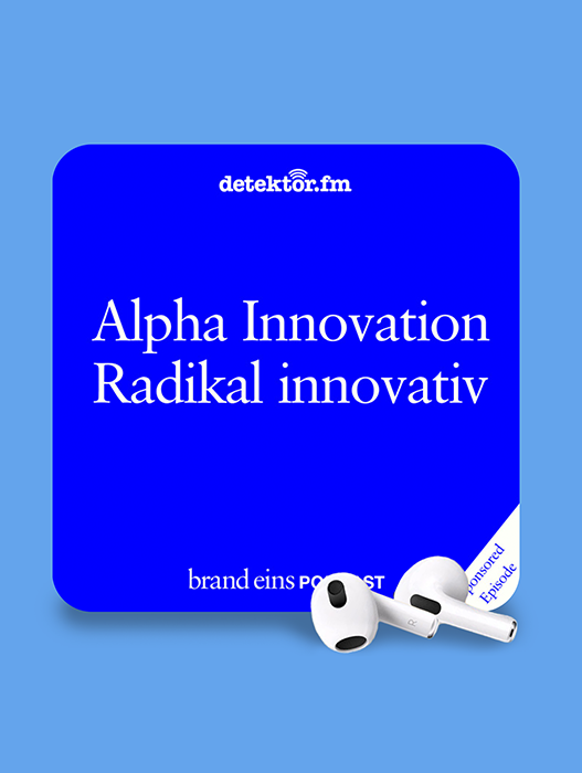 Das Bild ist eine Werbegrafik für einen Podcast und zeigt einen blauen quadratischen Hintergrund mit weißem Text sowie ein Paar weiße Ohrhörer auf der rechten Seite. Der Text auf dem Quadrat lautet „Alpha Innovation Radikal innovativ“ und „brand eins podcast“ und verweist damit auf das Thema und das Branding des Podcasts. Die Ohrhörer deuten darauf hin, dass der Podcast mit Audioinhalten zu tun hat und möglicherweise innovative Ideen oder Erfahrungen im Zusammenhang mit der Marke oder der Branche behandelt.