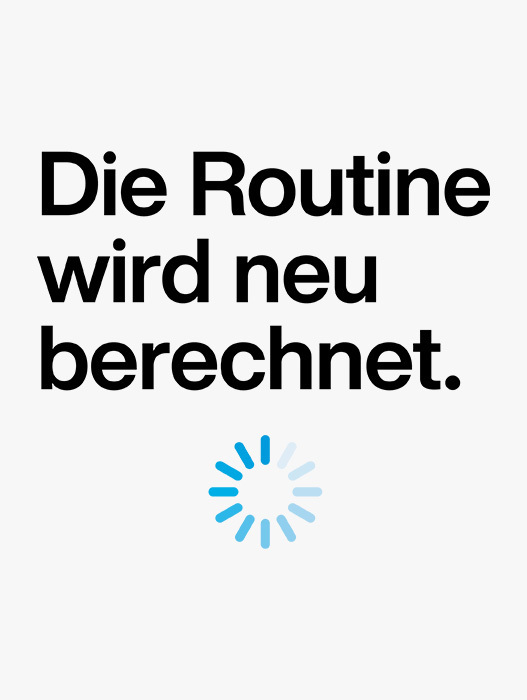Das Bild zeigt einen fetten schwarzen Text mit der Aufschrift „Die Routine wird neu berechnet“. Unterhalb dieses Textes befindet sich ein blaues, kreisförmiges Fortschrittsbalken-Symbol, ein gängiges Designelement, das auf Websites häufig zur Darstellung eines Lade- oder Fortschrittsbalkens verwendet wird. Die Kombination aus Text und Fortschrittsbalken-Symbol lässt vermuten, dass das Bild mit einer Website oder Anwendung in Verbindung steht, die eine Routine oder eine Schritt-für-Schritt-Anleitung bereitstellt, möglicherweise für einen Fitness- oder Produktivitätsdienst.