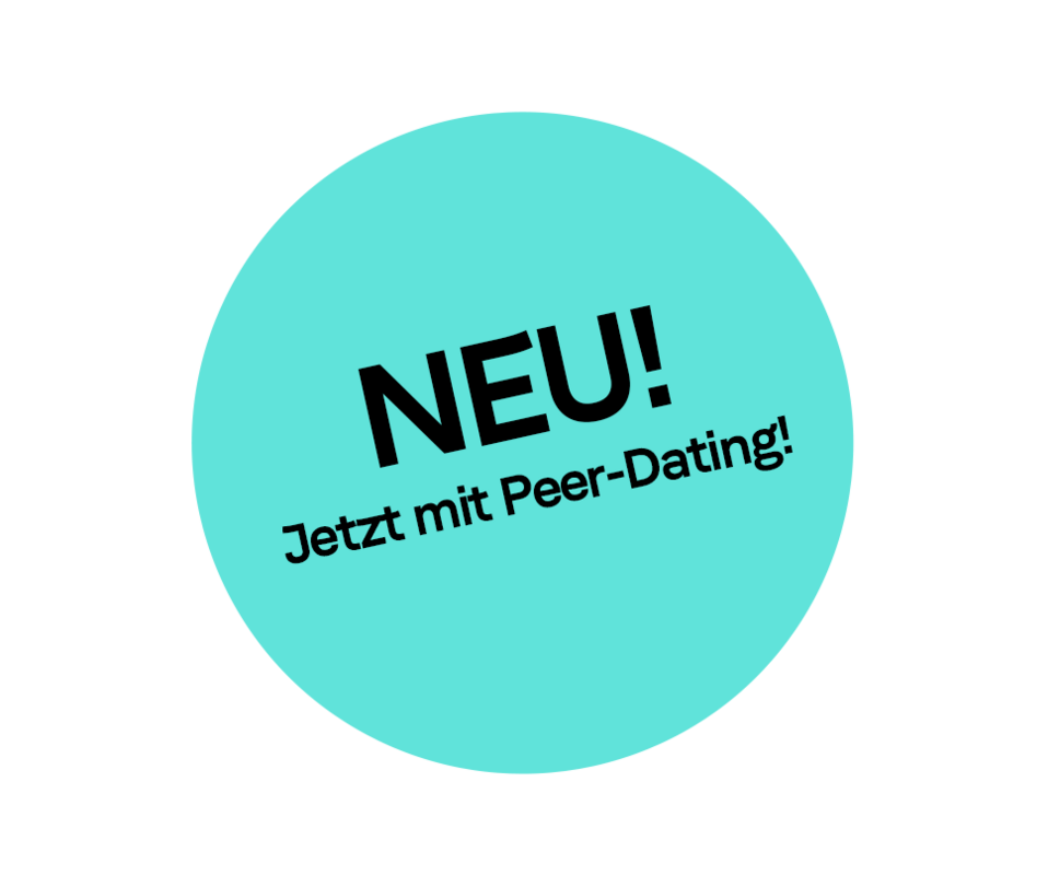 Das Bild zeigt einen kräftigen schwarzen Text auf türkisfarbenem Hintergrund mit der Aufschrift „NEU! Jetzt mit Peer-Dating!“. Dieser Text ist zentriert und scheint eine Aufforderung zu sein, über Peer-Dating Kontakte zu knüpfen. Das Design ist schlicht und klar, wobei der Text im Mittelpunkt steht und der türkisfarbene Hintergrund einen Farbkontrast bildet, der die Botschaft hervorhebt. Das Layout ist leicht lesbar und verständlich, wodurch es für ein breites Publikum zugänglich und ansprechend ist.