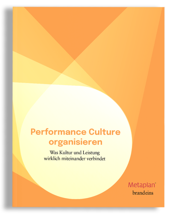 Das Bild zeigt den Einband eines Buches oder Dokuments mit dem Titel „Performance Culture Organisieren“ in leuchtendem Orange und Gelb. Der Titel ist deutlich sichtbar in großen weißen Buchstaben dargestellt, und der Name des Autors, „Was Kultur und Leistung wirklich verbindet“, ist in kleineren weißen Buchstaben geschrieben. Auf dem Cover befindet sich außerdem ein kleines Logo für „Metaplan® brandeins“ in der rechten unteren Ecke.