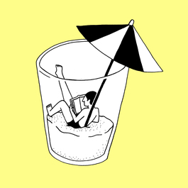 Das Bild zeigt eine Person, die in einem mit Sand gefüllten Glas sitzt und ihre Beine in die Luft streckt, was eine skurrile und verspielte Szene ergibt. Über dem Glas befindet sich ein Regenschirm, der Schatten spendet und die Gesamtkomposition ergänzt. Die Illustration ist einfach und leicht verständlich, es ist kein Text zu sehen. Die Farbgebung ist minimalistisch, wobei der Sand und der Regenschirm die Hauptelemente des Bildes bilden.