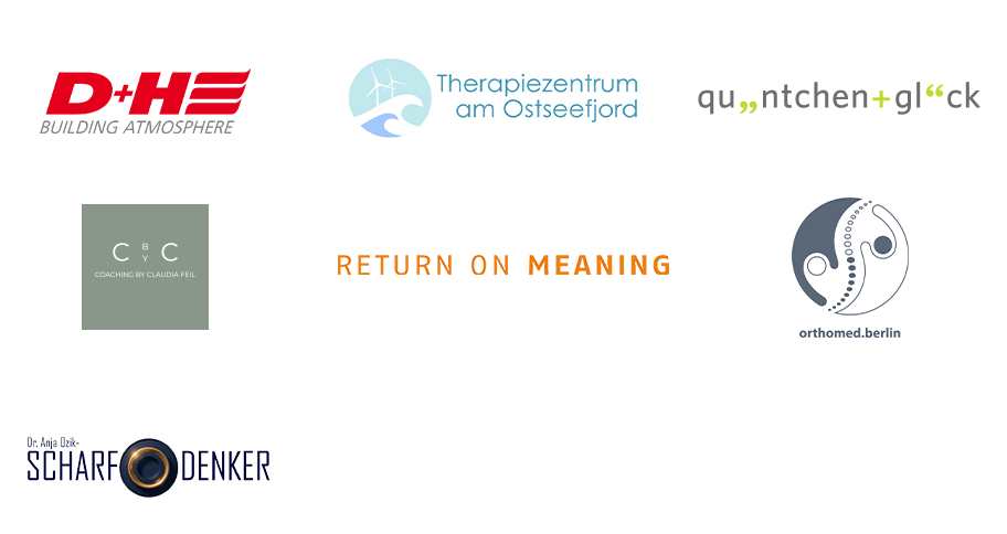 Das Bild zeigt eine Sammlung von Logos und Text, die in einem Raster vor einem weißen Hintergrund angeordnet sind. Die Logos stehen für verschiedene Organisationen oder Einrichtungen, darunter D+H, Therapezentrum am Ostseeford, qu+nchen+glck, C&C, return on meaning und orthopedicberlin. Der Begleittext zu den Logos enthält Informationen über die Organisationen oder deren Ziele. Das Bild ist so gestaltet, dass es für ein breites Publikum, einschließlich Menschen mit Sehbehinderungen, zugänglich ist, indem es klare und gut lesbare Texte und Logos bietet.