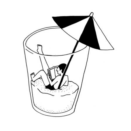 Das Bild ist eine Schwarz-Weiß-Illustration, die eine Person zeigt, die mit gekreuzten Beinen in einem mit Sand gefüllten Glas sitzt und über der ein Regenschirm steht. Die Person scheint ein Buch zu lesen, was eine entspannte und gemächliche Szene schafft. Die Illustration ist einfach und leicht verständlich, wodurch sie sich für eine barrierefreie Website eignet, die den EAA-Richtlinien entspricht.