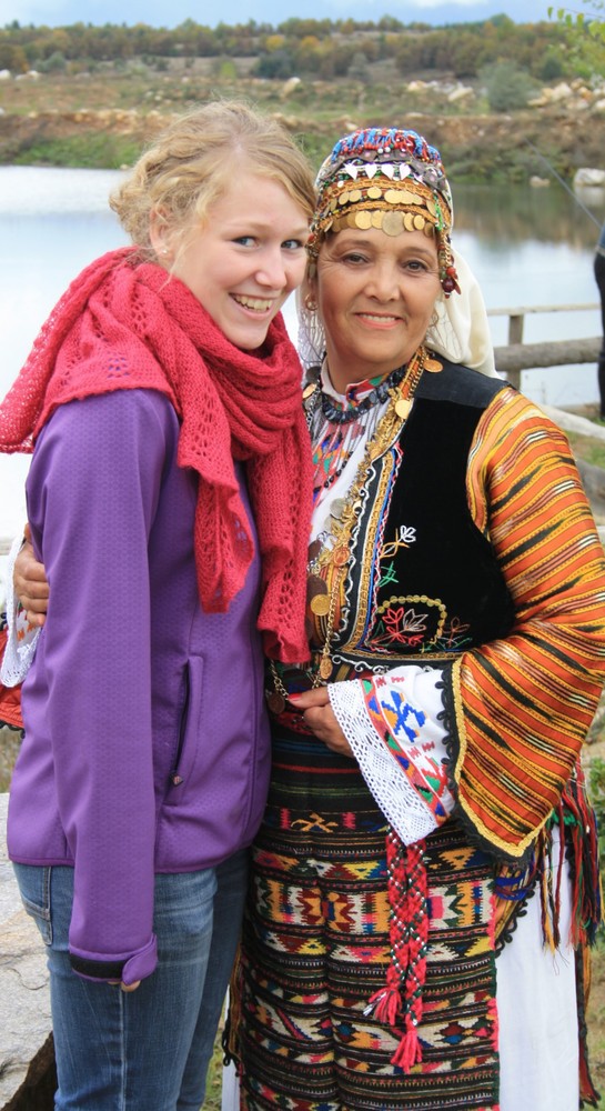 Austauschschülerin bei traditionellem Fest in Bulgarien