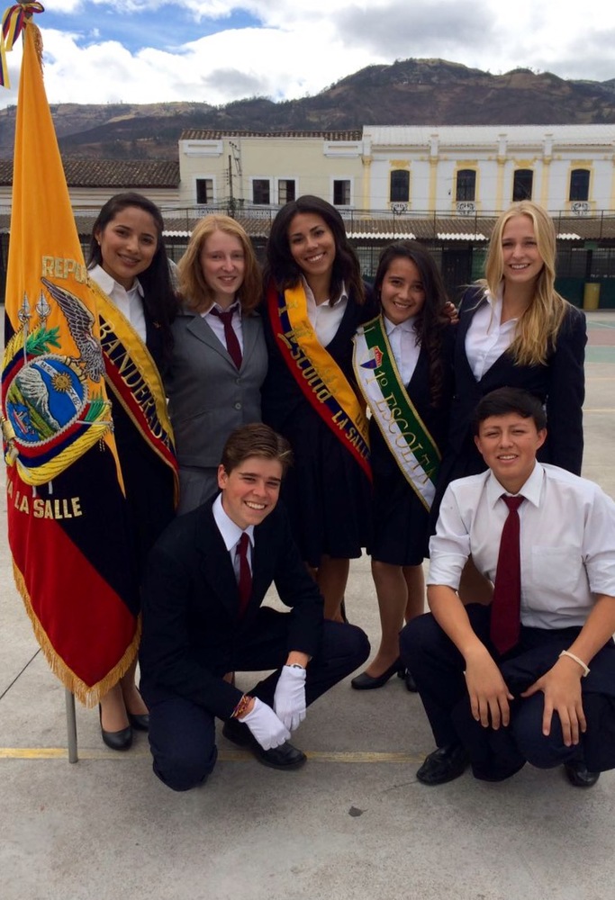Austauschschülerin Jette mit Freunden in Ecuador