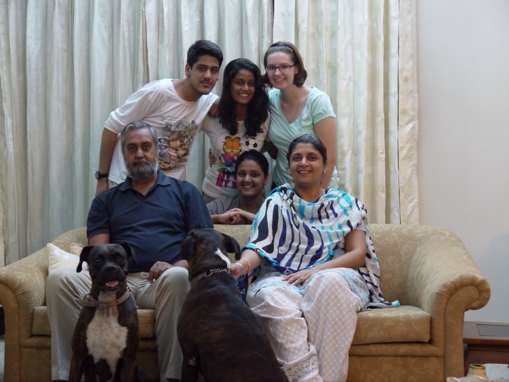 Austauschschülerin mit ihrer indischen Gastfamilie