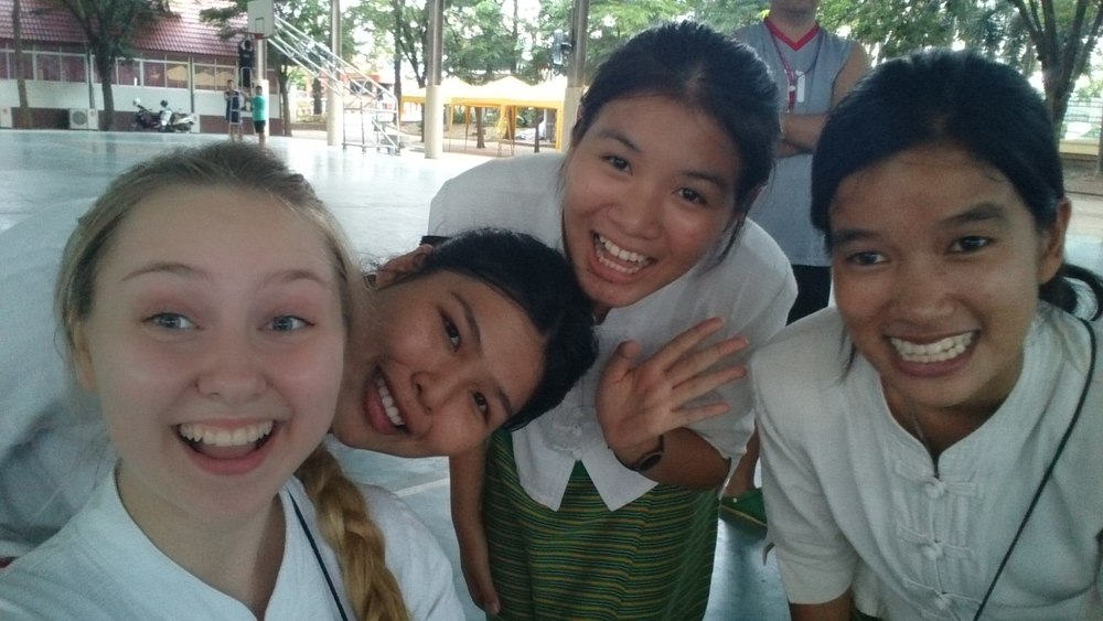Austauschschülerin Lisa mit ihren Schulfreundinnen in Thailand