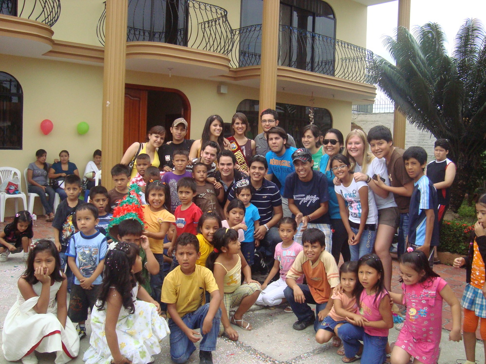 Austauschschülerin mit vielen Menschen in Ecuador