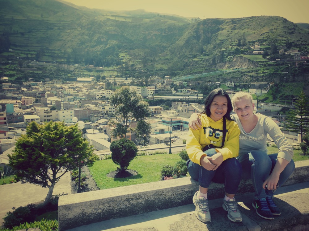 Austauschschülerin mit Freundin vor Landschaft in Ecuador