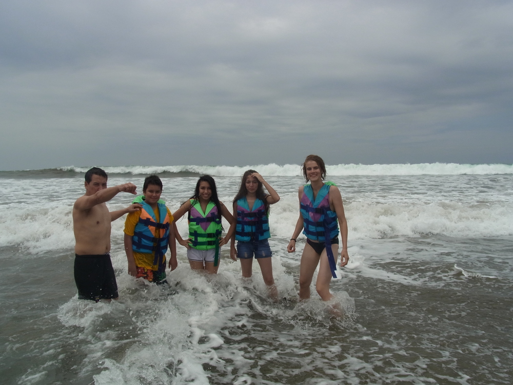 Austauschschülerin mit Gastfamilie am Meer in Ecuador