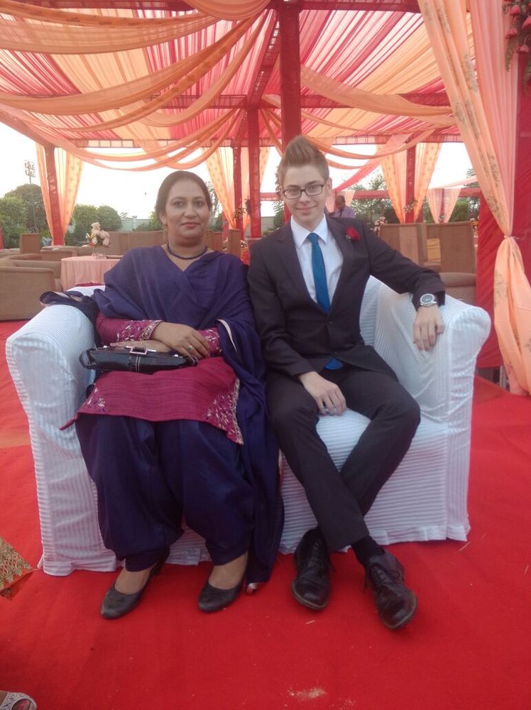 Austauschschüler mit Gastmutter in Indien