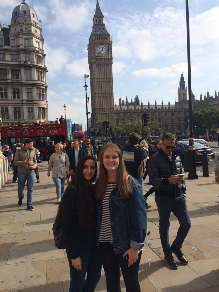 Austauschschülerin mit Freundin in London