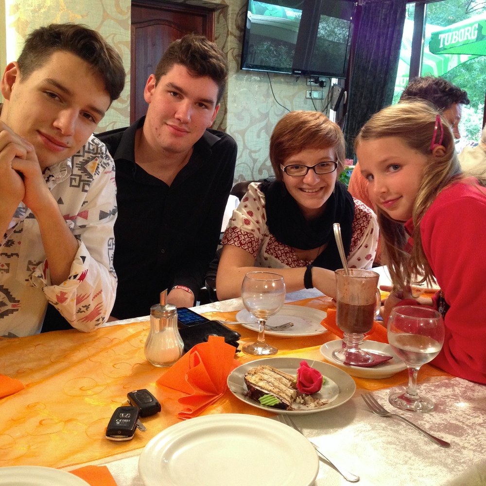 Austauschschülerin mit Freunden in Ungarn