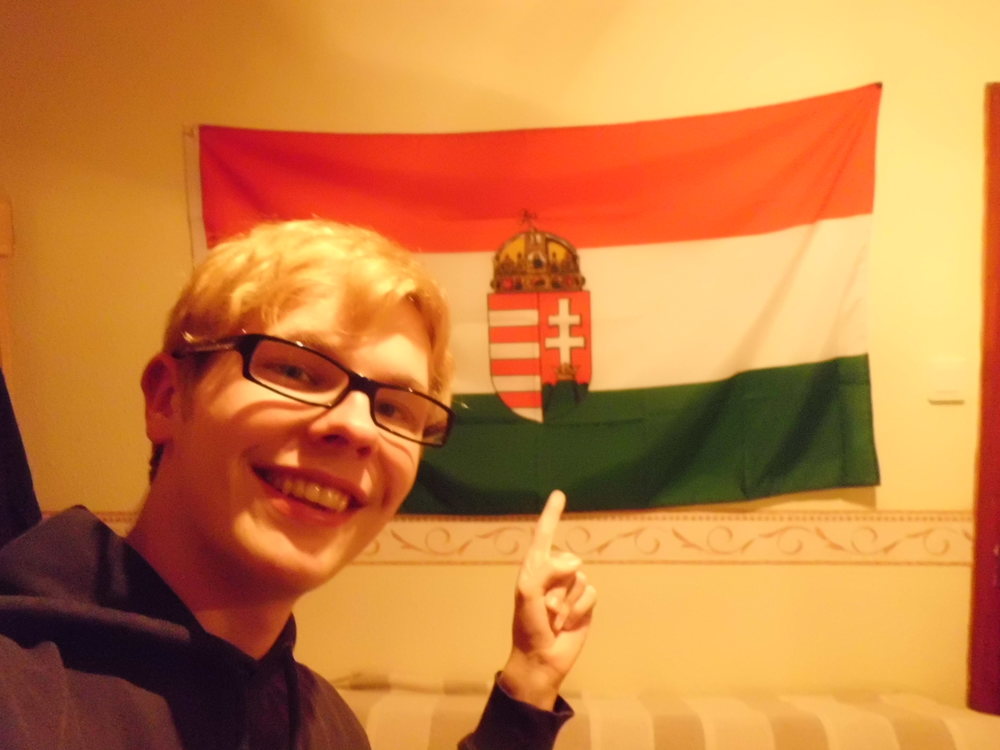 Austauschschüler vor ungarischer Flagge