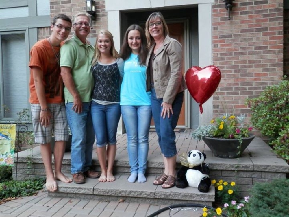 Austauschschülerin Laura mit ihrer Gastfamilie in den USA