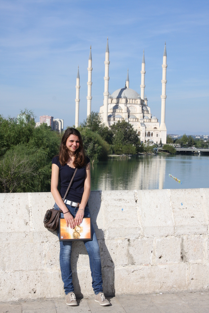 Austauschschülerin vor Moschee in der Türkei