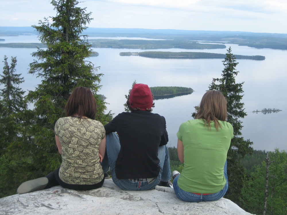 Austauschschülerin mit Freunden auf Berg in Finnland