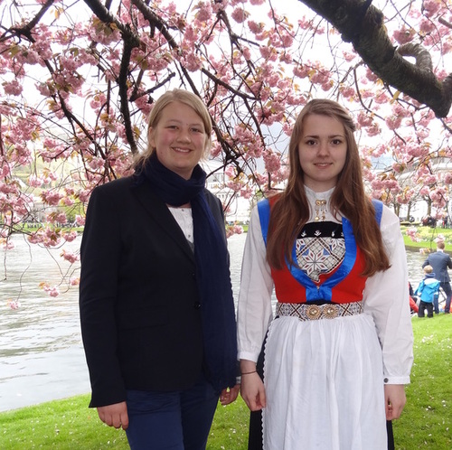 Austauschschülerinnen am norwegischen Nationalfeiertag