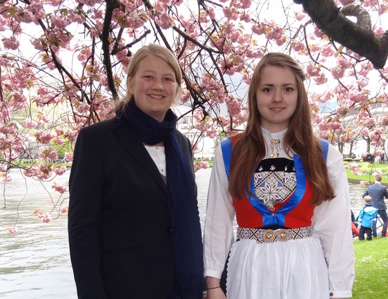 Lilly mit ihrer kanadischen Gastschwester am Nationalfeiertag