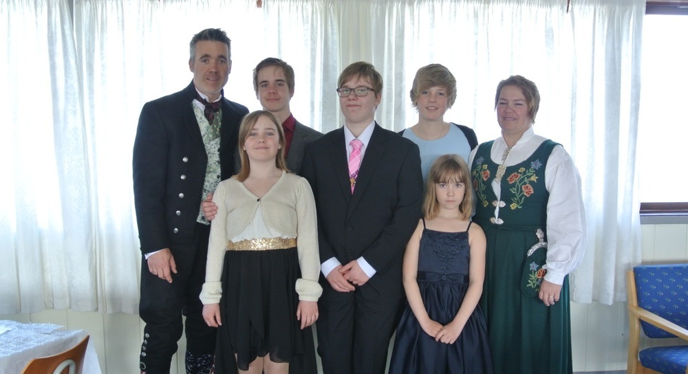 Penele und ihre Gastfamilie bei der Konfirmation des Gastbruders