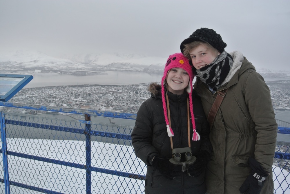Penele mit ihrer Gastschwester in Tromsø