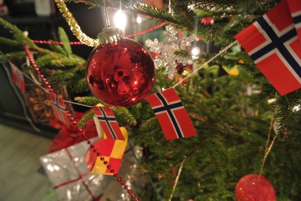 Der Weihnachtsbaum, geschmückt mit norwegischen Flaggen