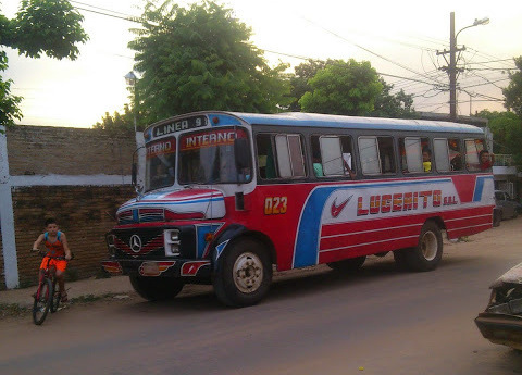 Einer der neueren Busse, eines der Hauptverkehrsmittel in Paraguay