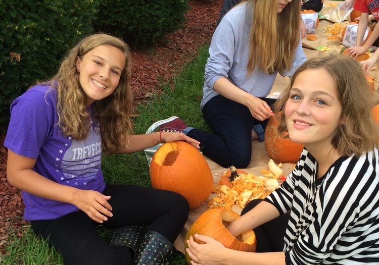 Lilian mit ihrer Gastschwester beim Halloween-Kürbis-Schnitzen