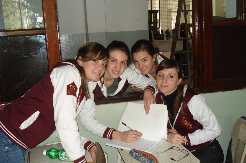 Leonie mit ihren Mitschülerinnen in Argentinien