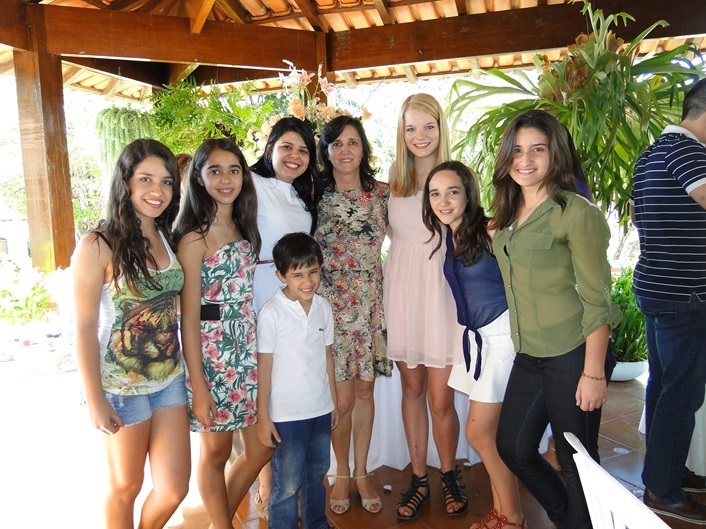 Austauschschülerin Miriam mit ihrer Gastfamilie