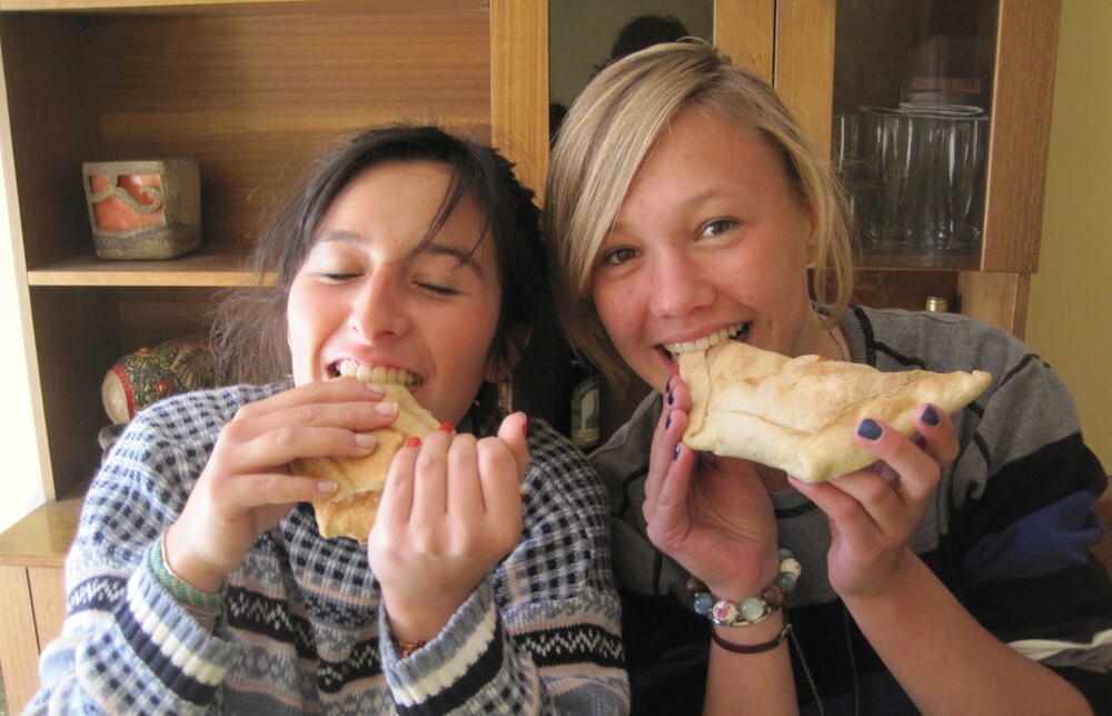 Anna isst mit ihrer Gastschwester Empanadas, traditionelle chilenische Teigtaschen