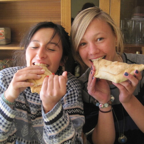 Austauschschülerin isst Empanadas mit Gastschwester in Chile