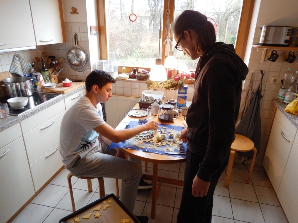 Omar beim Plätzchen backen