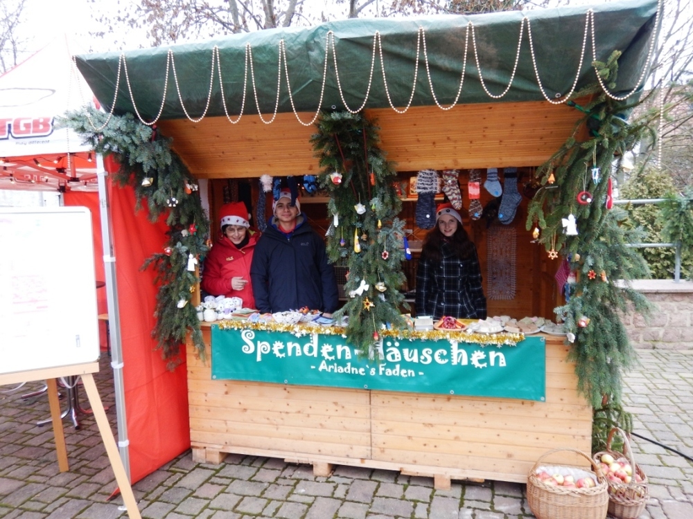 Omar hilft auf dem Weihnachtsmarkt mit