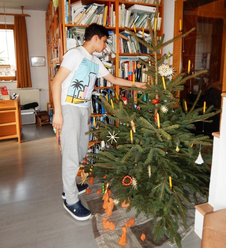 Beim Weihnachtsbaum schmücken