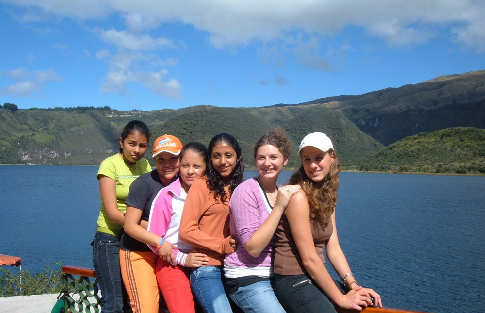 Austauschschülerin mit Freunden vor Landschaft in Ecuador