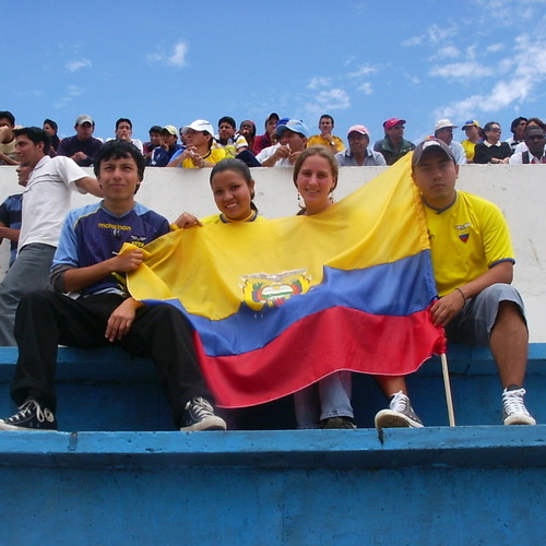 Austauschschülerin mit Freunden und der Flagge Ecuadors