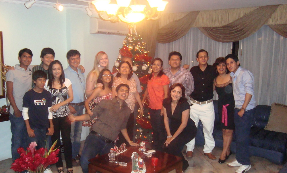 Güde mit ihrer ecuadorianischen Gastfamilie an Weihnachten