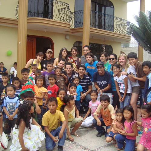 Austauschschülerin mit vielen Menschen in Ecuador