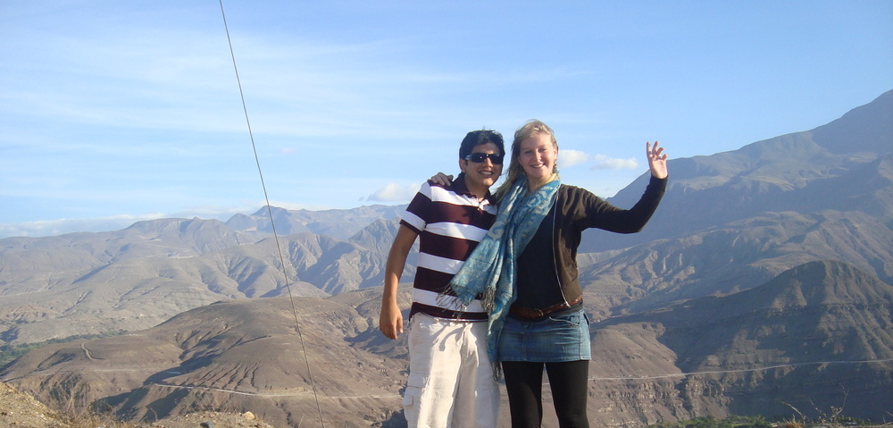 Austauschschülerin mit Freund vor Landschaft in Ecuador