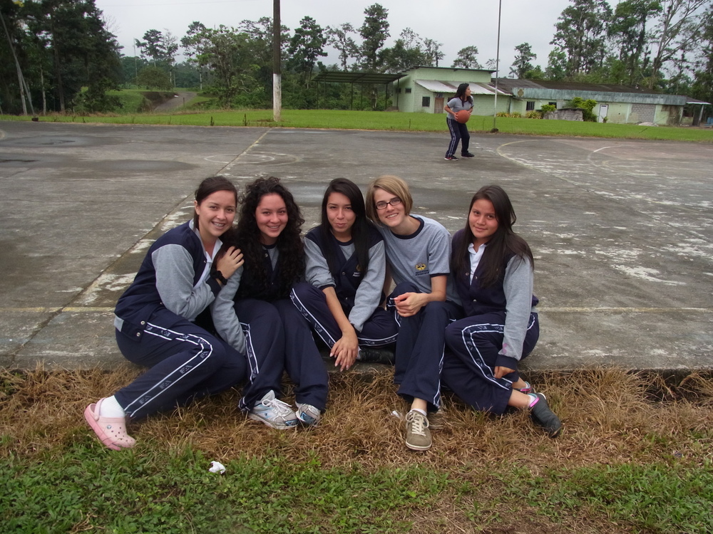 Austauschschülerin mit Schulfreundinnen in Ecuador